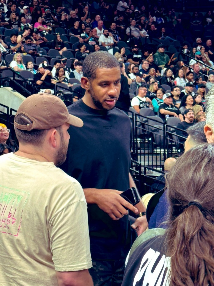 阿尔德里奇现身AT&T中心 观战马刺开拓者对决 阿尔德里奇现身AT&T中心 观战马刺开拓者对决