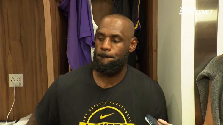 詹姆斯带伤出战砍准三双 赛后坦言手指酸痛但无大碍