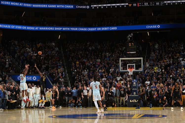 巴恩斯三分弑旧主 马刺险胜勇士