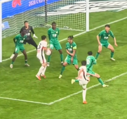 韦世豪折射破门引争议 现场视频显示廖力生手部触球