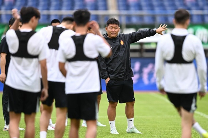 刘建业率铜梁龙五轮不败登顶 从被质疑到土帅新星