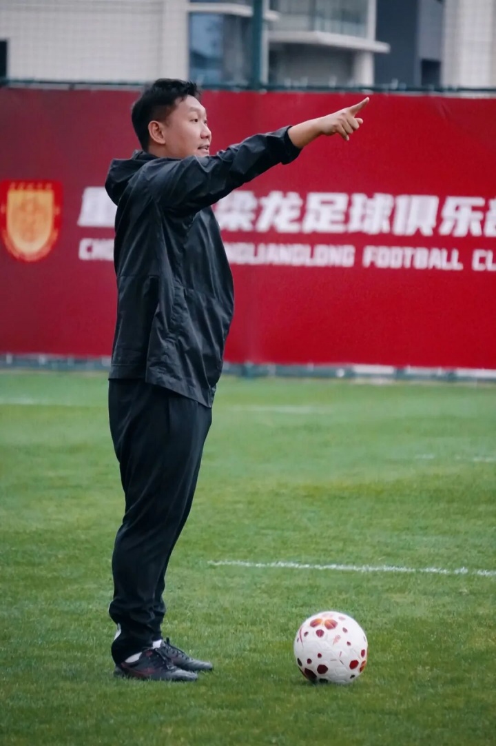 刘建业率铜梁龙五轮不败登顶 从被质疑到土帅新星 刘建业率铜梁龙五轮不败登顶 从被质疑到土帅新星