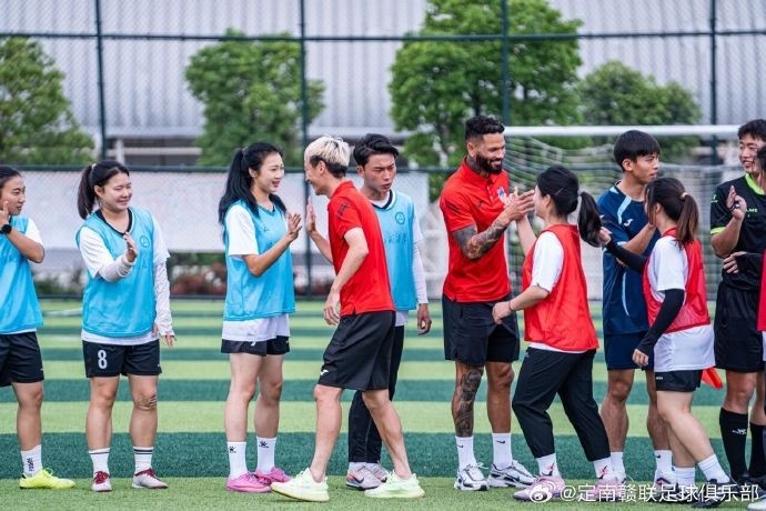 定南赣联校园行 职业球员与师大学生同场竞技