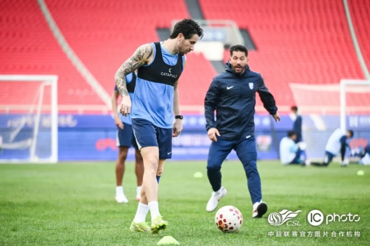 武汉三镇迎战成都蓉城 莫拉强调执行力 廖承坚谈信念 武汉三镇迎战成都蓉城 莫拉强调执行力 廖承坚谈信念