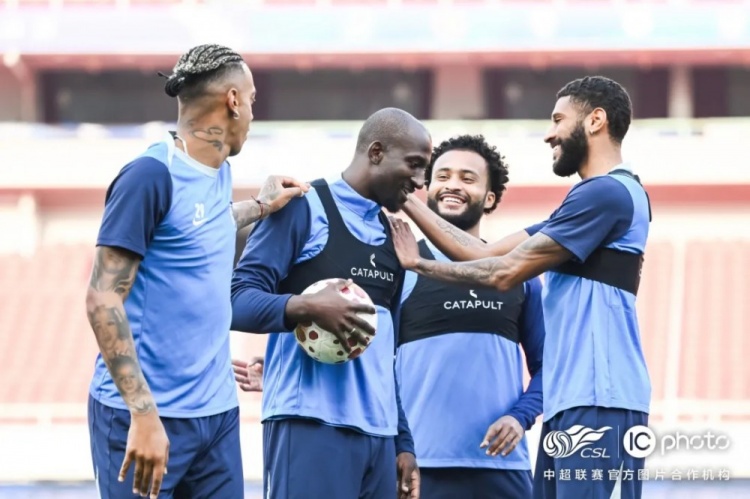 武汉三镇迎战成都蓉城 莫拉强调执行力 廖承坚谈信念 武汉三镇迎战成都蓉城 莫拉强调执行力 廖承坚谈信念