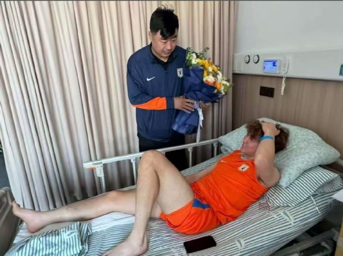 宿茂臻韩鹏赴院探视重伤梯队球员 艾孜海尔胫腓骨骨折