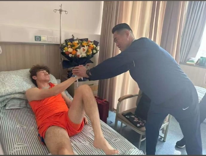 宿茂臻韩鹏赴院探视重伤梯队球员 艾孜海尔胫腓骨骨折