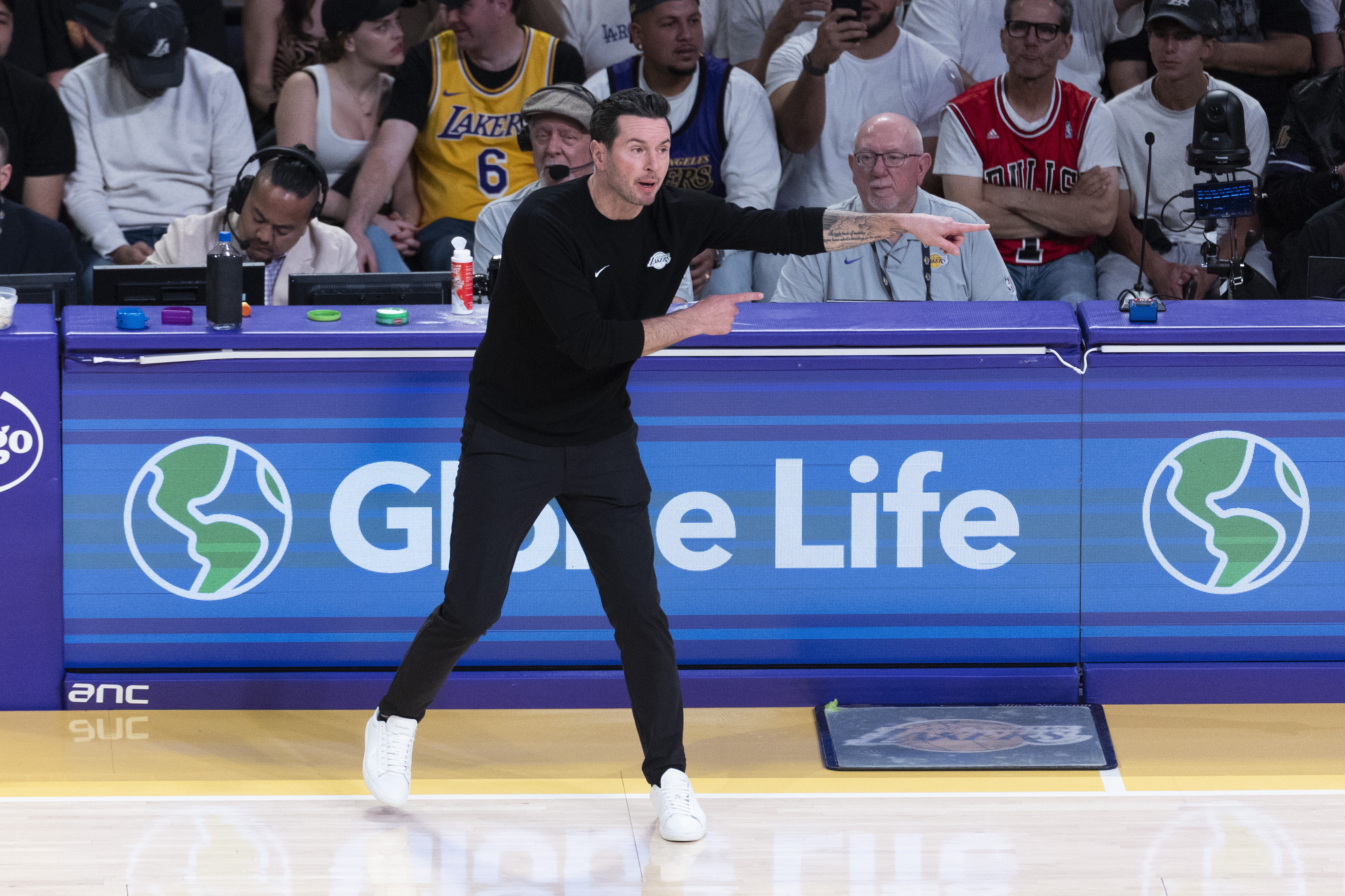 雷迪克家庭会议成战术复盘现场 妻子观人子女议球