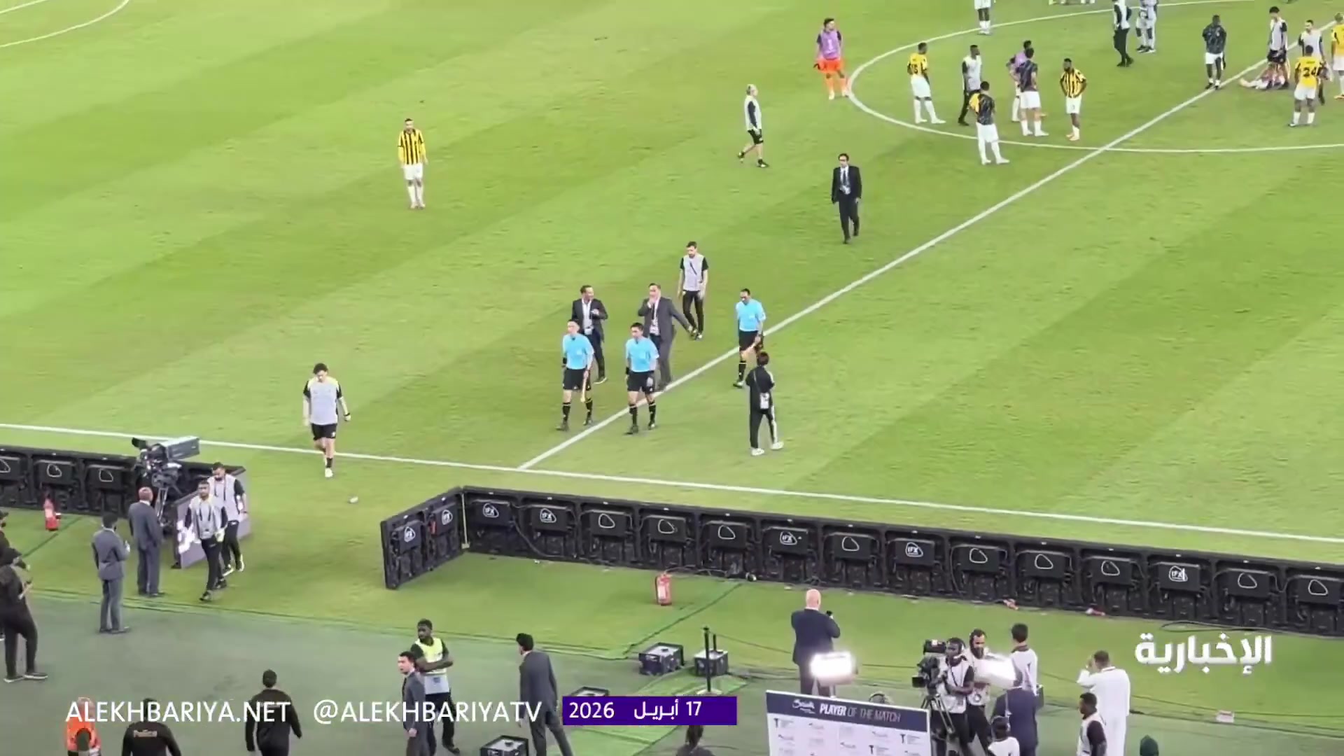 吉达联合遭淘汰球迷失控 马宁判罚引赛后投掷水瓶事件