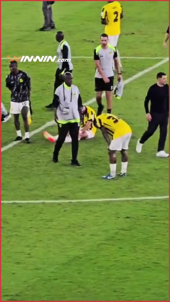 吉达联合遭淘汰球迷失控 马宁判罚引赛后投掷水瓶事件