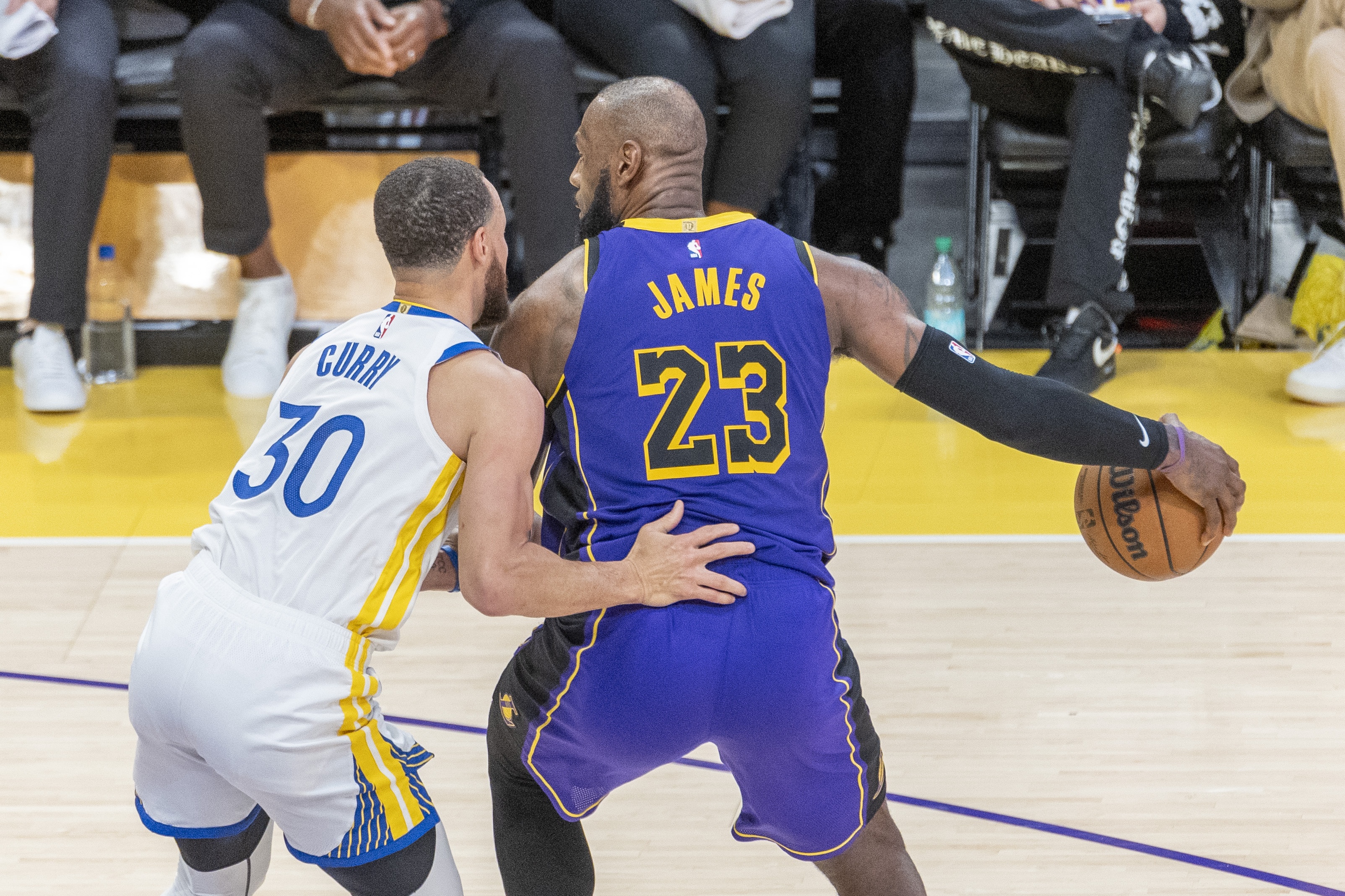 湖人自媒体赛后对比詹姆斯库里38岁境遇