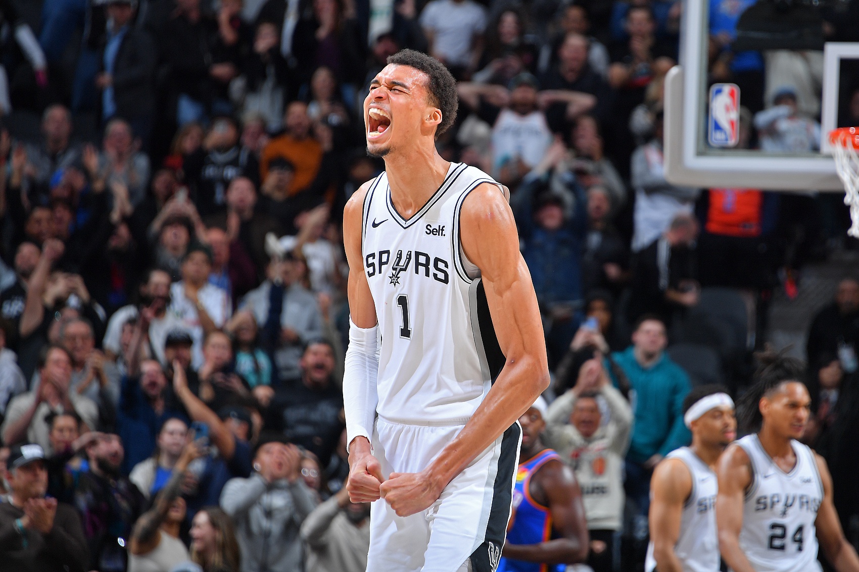 文班亚马季后赛首秀35分颠覆攻防逻辑 马刺锋线群深度绞杀开拓者