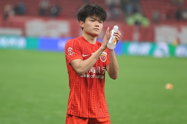 海港单外援首发客平泰山 杨希斩获中超首球赛后发红包