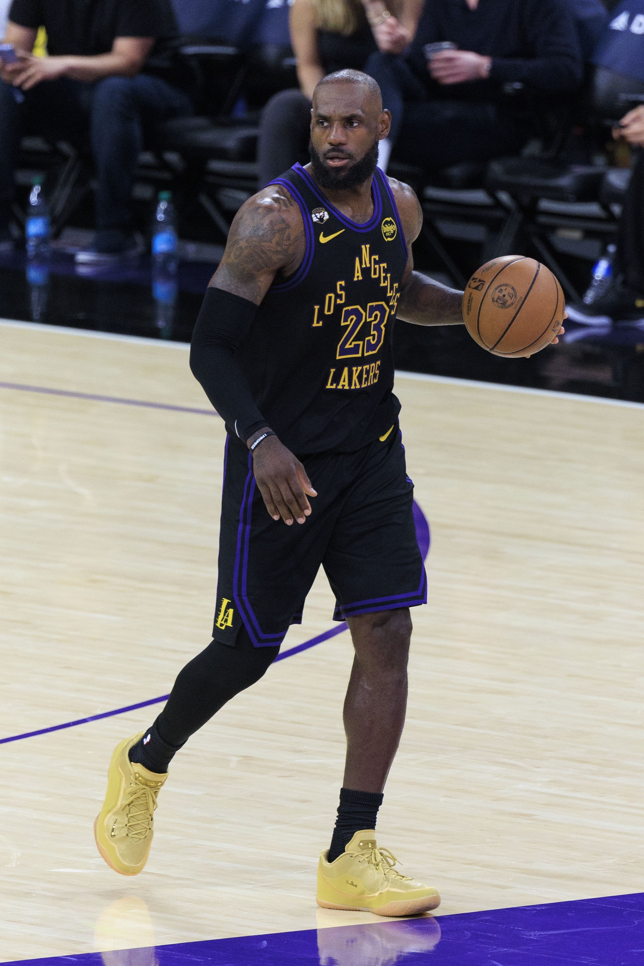 火箭G1防守失序 詹姆斯38分钟13助攻轻松掌控