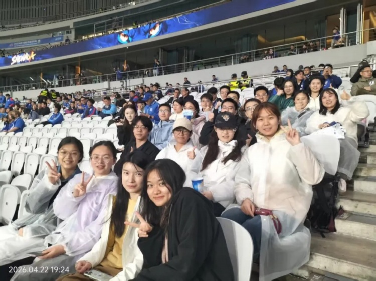 申花主场公益观赛：青海师生、复旦女足、退役老兵齐聚上海体育场