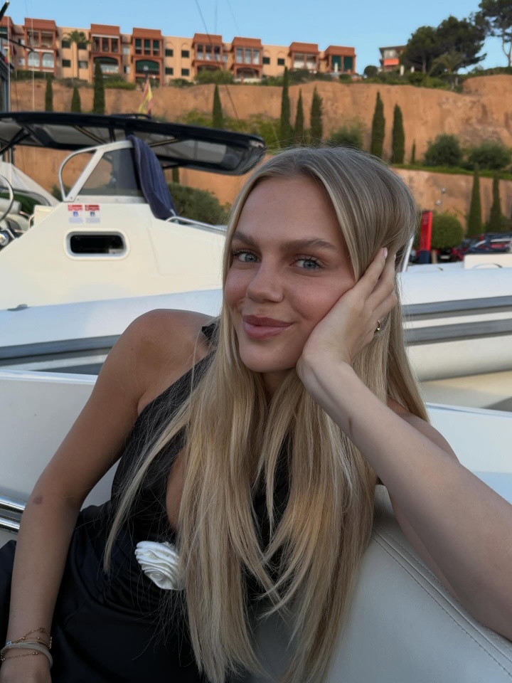 瓦尔加内衣T台秀 足坛伴侣动态一网打尽