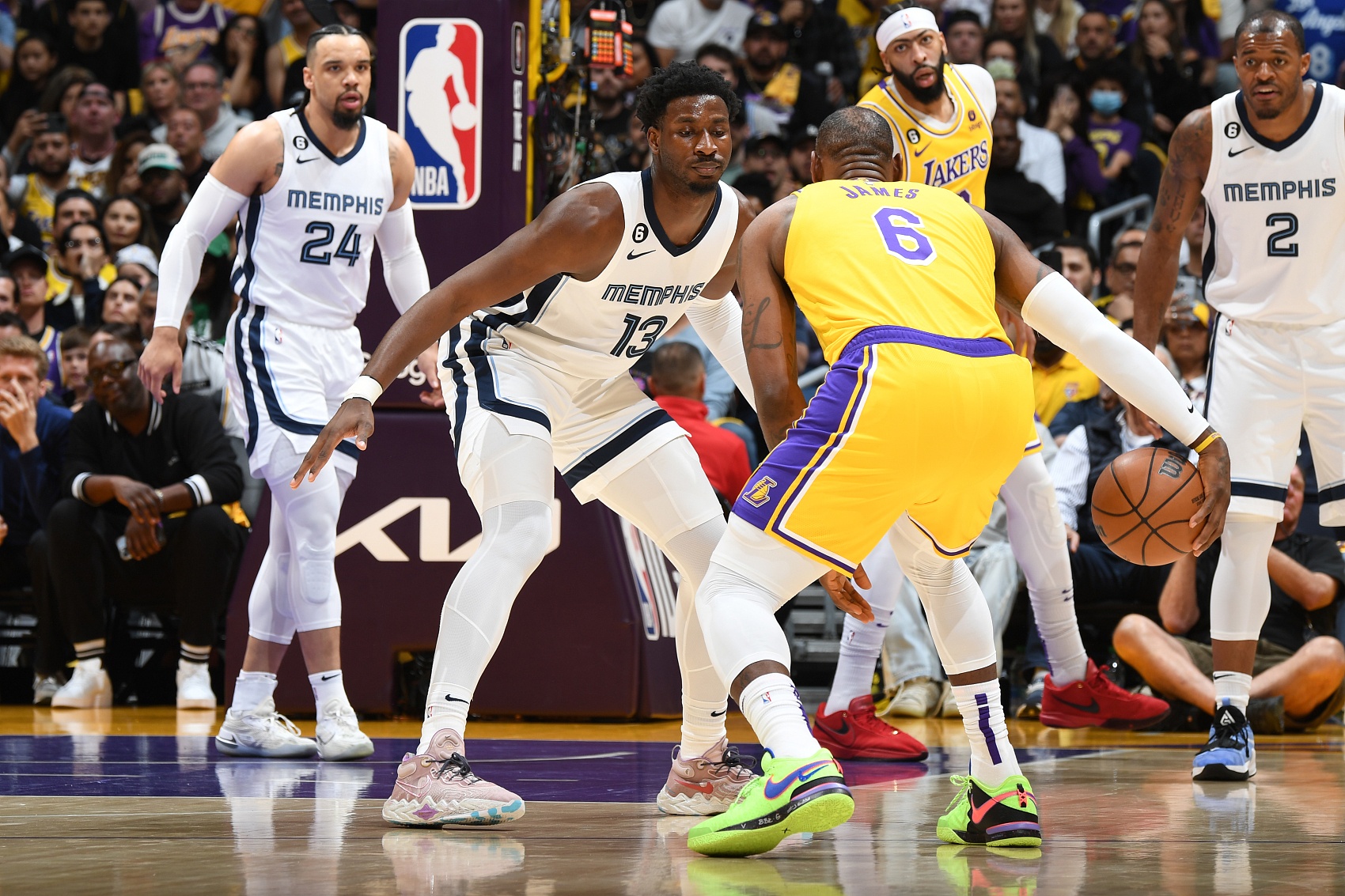 詹姆斯13.1秒绝平三分复刻23年神迹，湖人加时3-0火箭