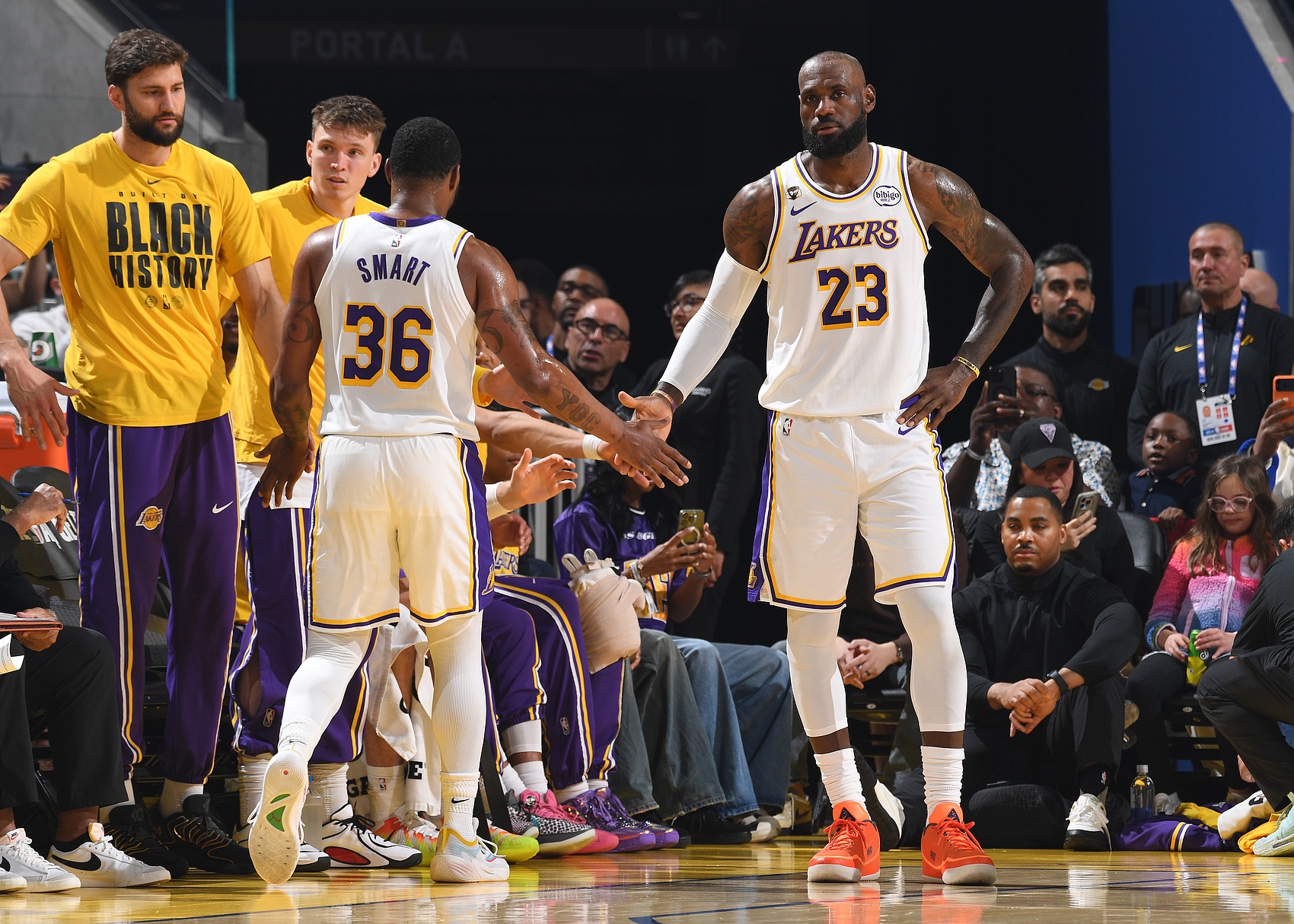 斯玛特提前举手致敬：詹姆斯绝平三分是必进球