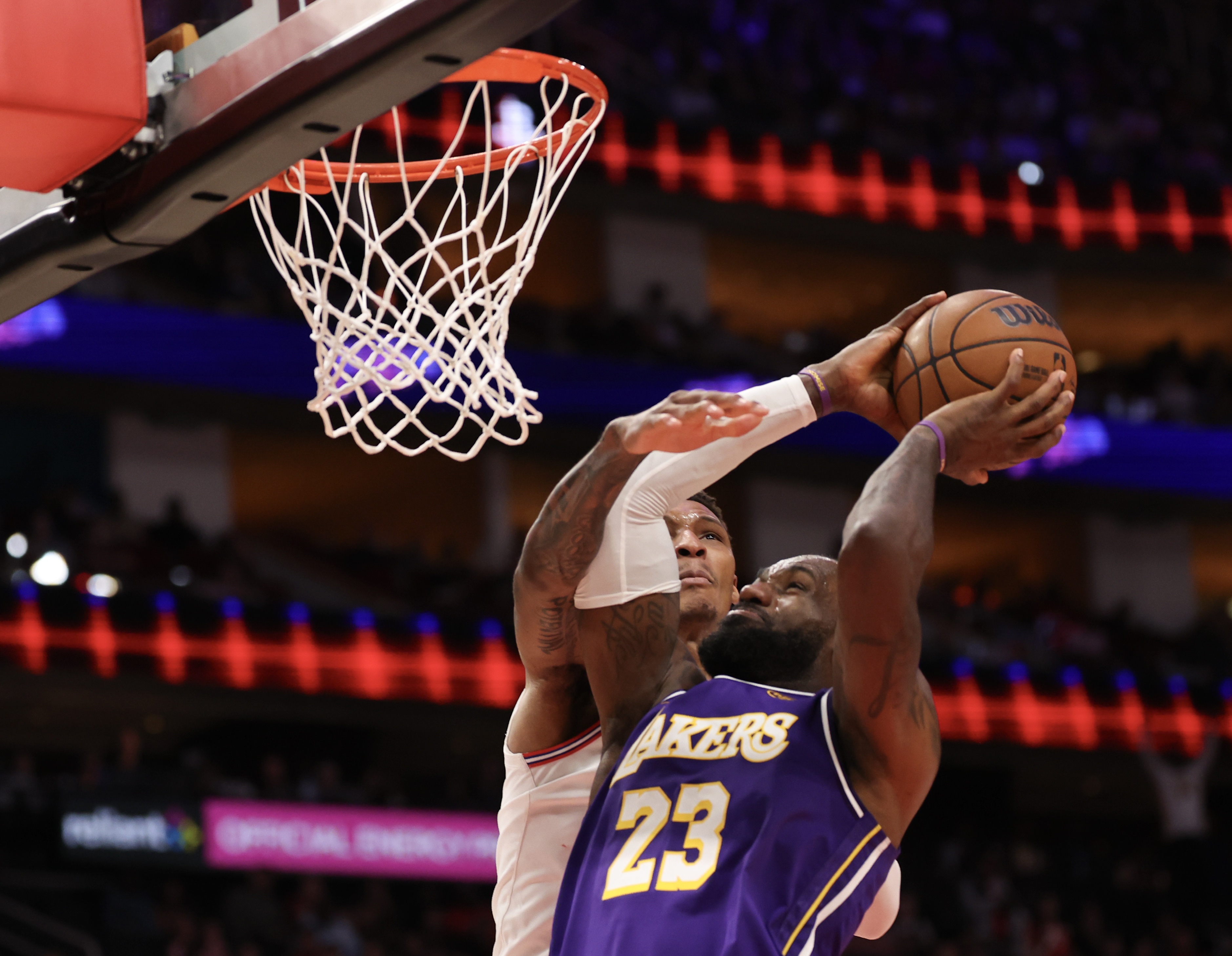 41岁詹姆斯倾尽所有：29+13+6加时力克火箭，湖人3-0夺赛点