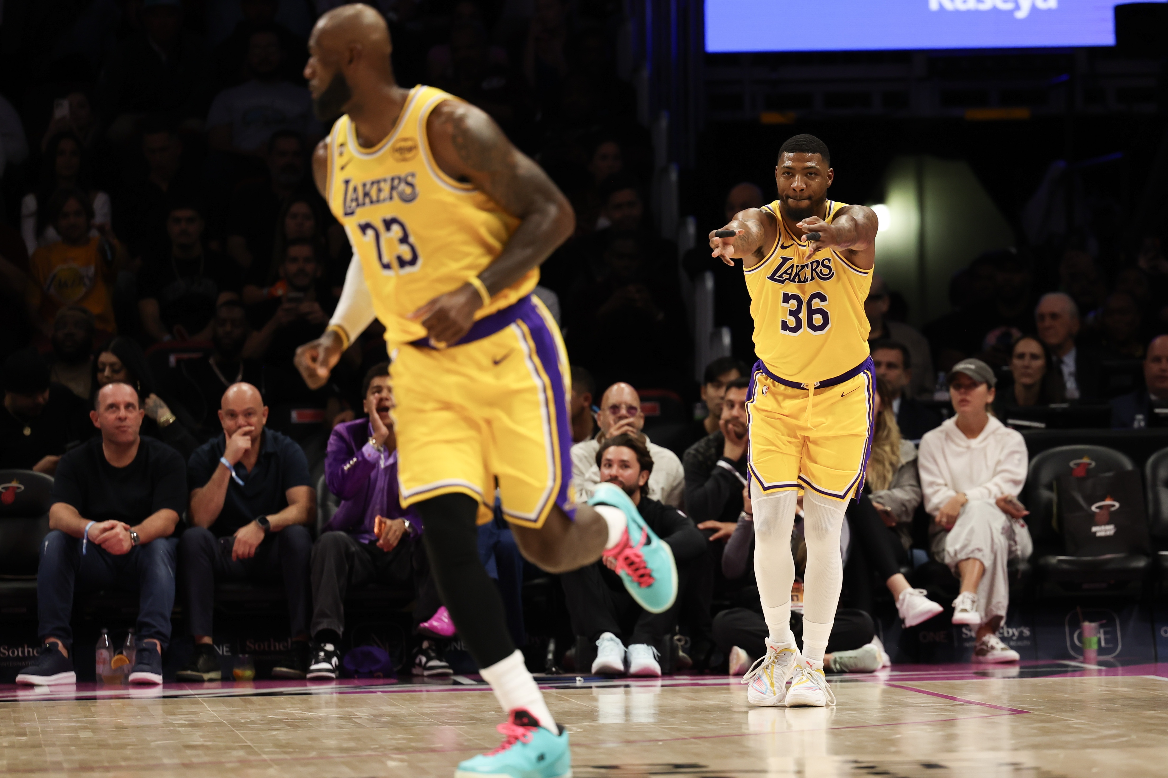 41岁詹姆斯倾尽所有：29+13+6加时力克火箭，湖人3-0夺赛点