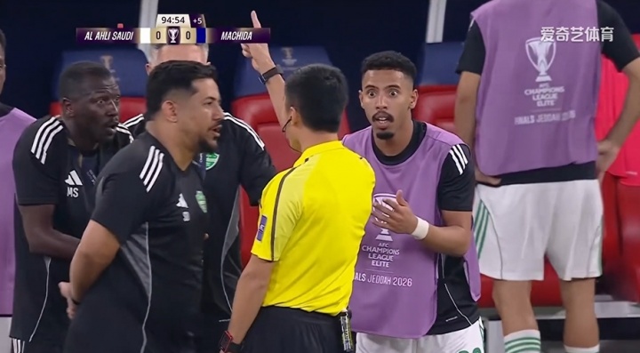 马宁第四官员履职：提醒主裁直红罚下吉达国民替补，一指喝退教练组质疑