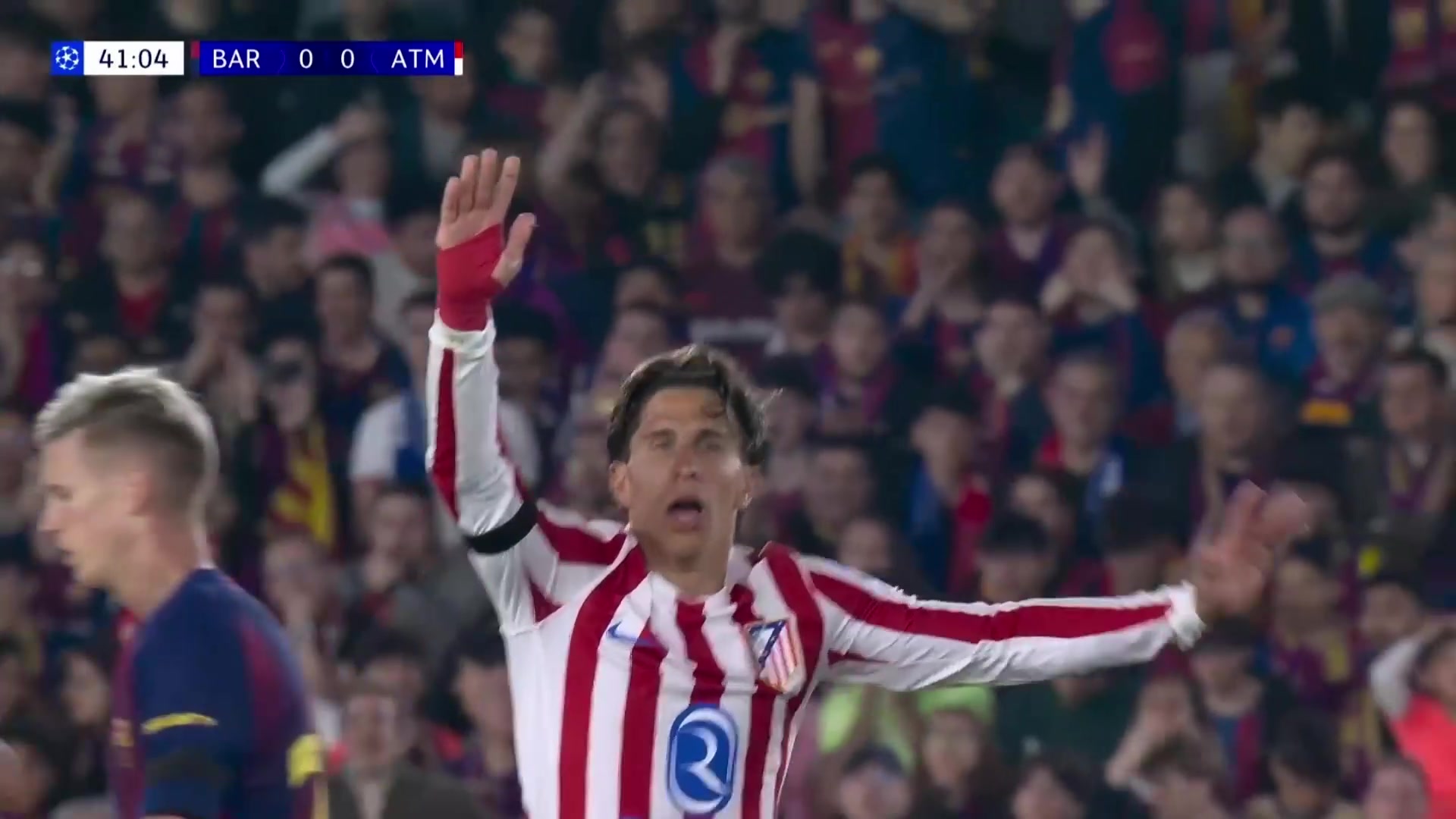 巴萨少打一人！库巴西最后一人放倒小西蒙尼 主裁查看VAR出示直红