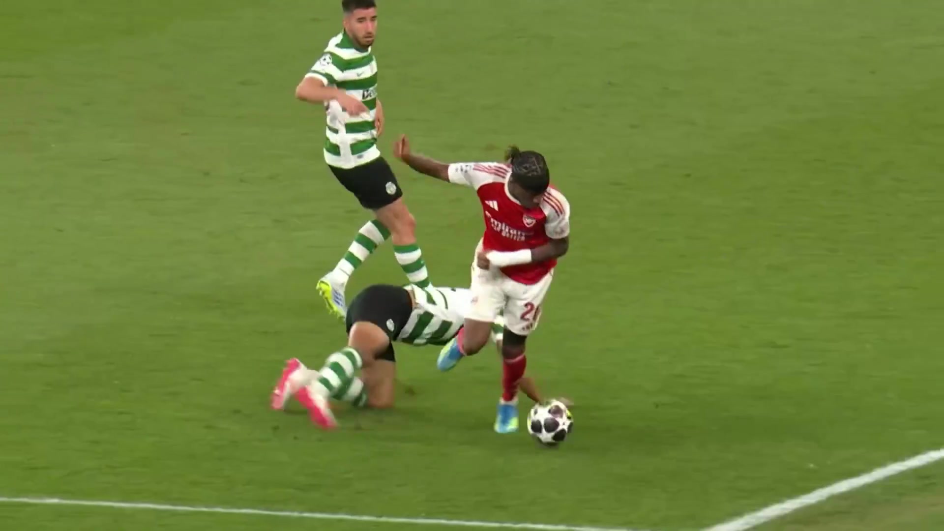 受伤换下！马杜埃凯拼抢倒地痛苦离场！道曼临危受命替补登场！