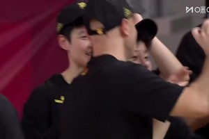 [四川女篮自拍]真的开心！颁奖仪式之前，王思雨带领四川女篮姑娘们自拍！