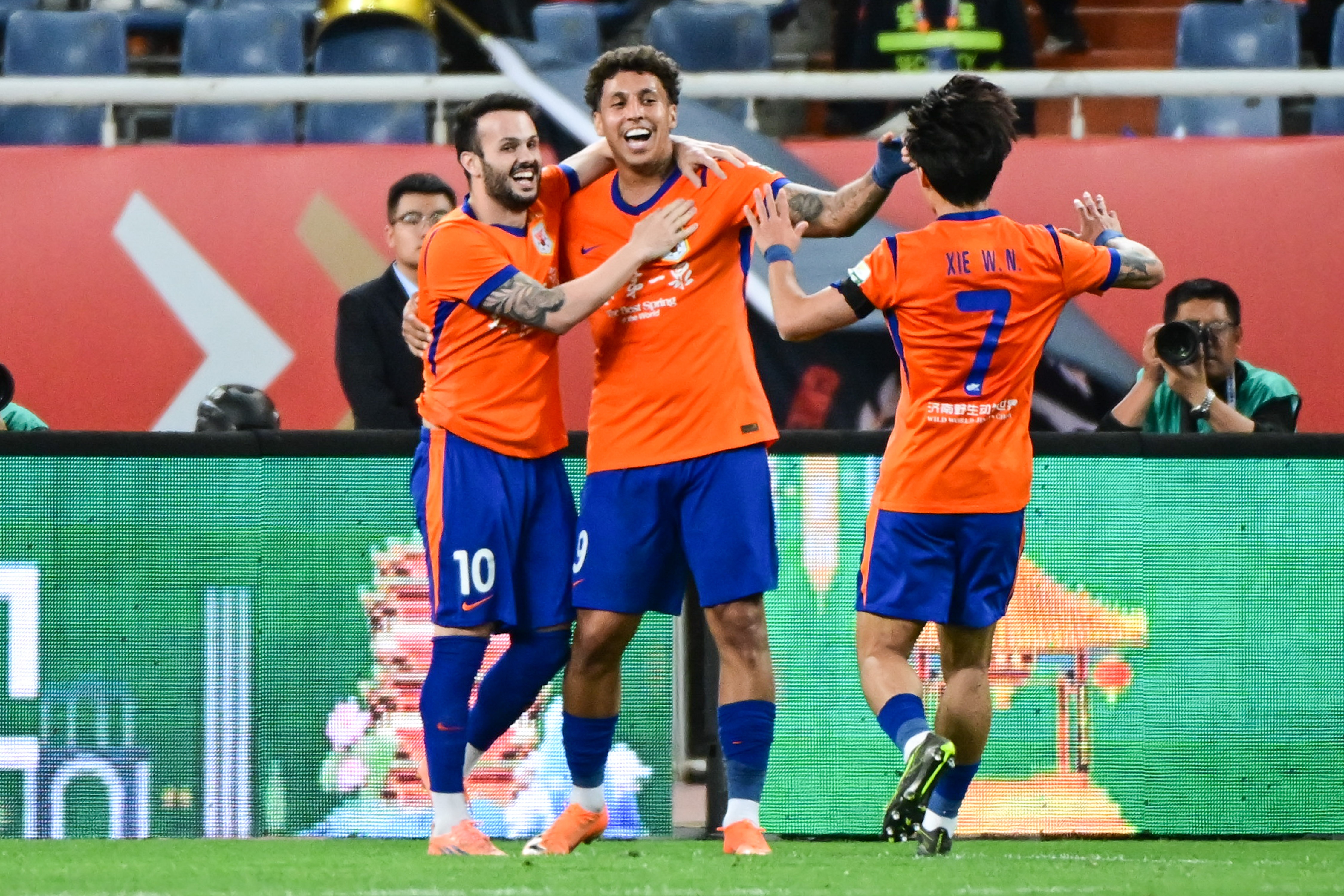 克雷桑3射1传破荒，泰山4-1申花终结对垒尴尬纪录