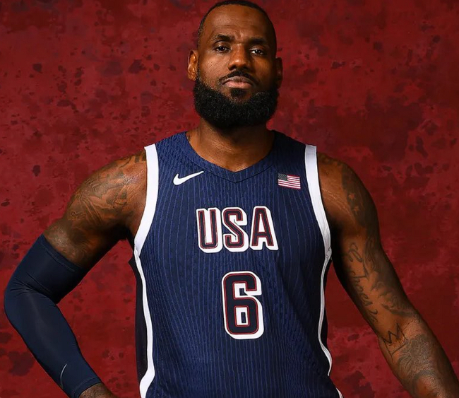 詹姆斯当选美国奥运代表团旗手,NBA本土球员首例 詹姆斯当选美国奥运代表团旗手,NBA本土球员首例