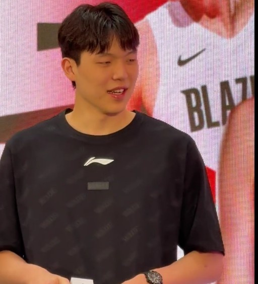 杨瀚森北京见面会体型曝光 对比去年定妆照瘦削明显 杨瀚森北京见面会体型曝光 对比去年定妆照瘦削明显