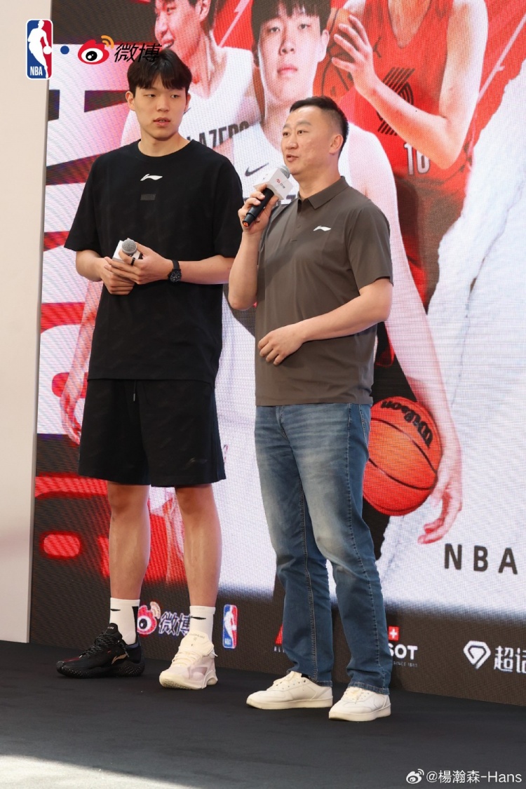 杨瀚森北京见面会结束 发微博致谢教练与球迷 杨瀚森北京见面会结束 发微博致谢教练与球迷