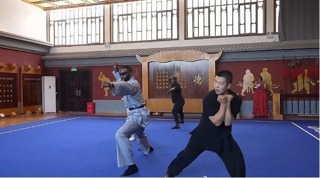 布朗少林寺习武:效仿文班亚马? 布朗少林寺习武:效仿文班亚马?