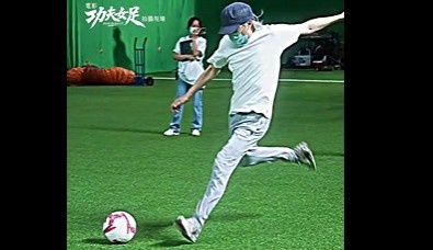 64岁周星驰片场射门力度堪比职业球员 前国门赵丽娜加盟《功夫女足》 64岁周星驰片场射门力度堪比职业球员 前国门赵丽娜加盟《功夫女足》