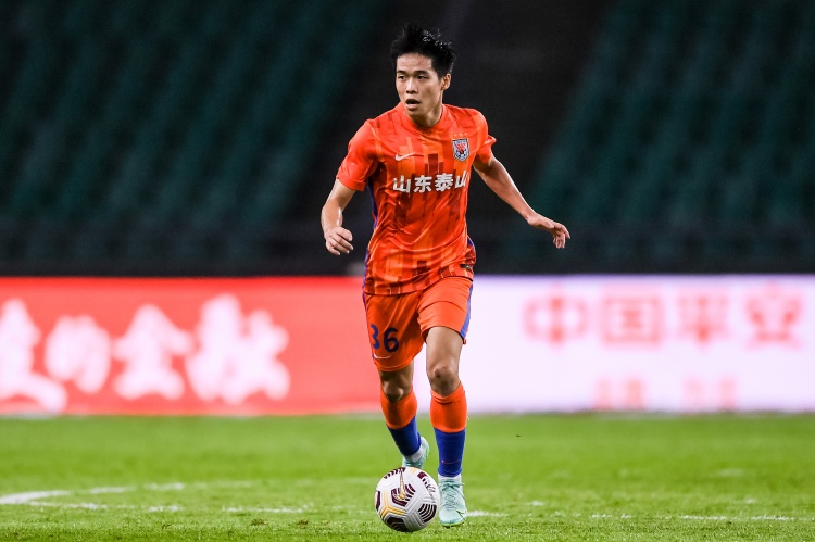 泰山中场失位，段刘愚沦为边缘人 陈永建议人员交换补强