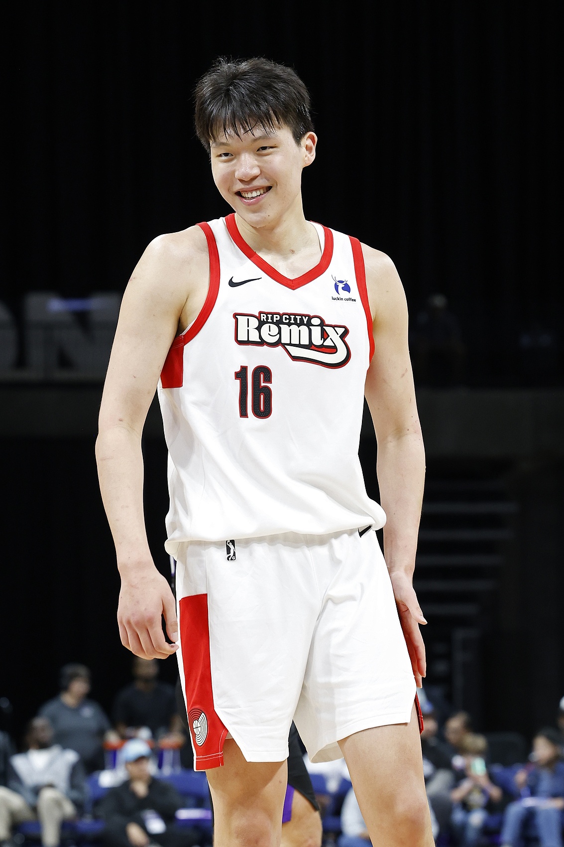 翻译刘禹铖：杨瀚森自去年11月起独立听队内录像会议