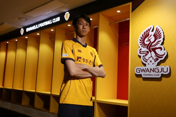 光州FC签下35岁朝鲜国脚李荣直,J联赛261场经验