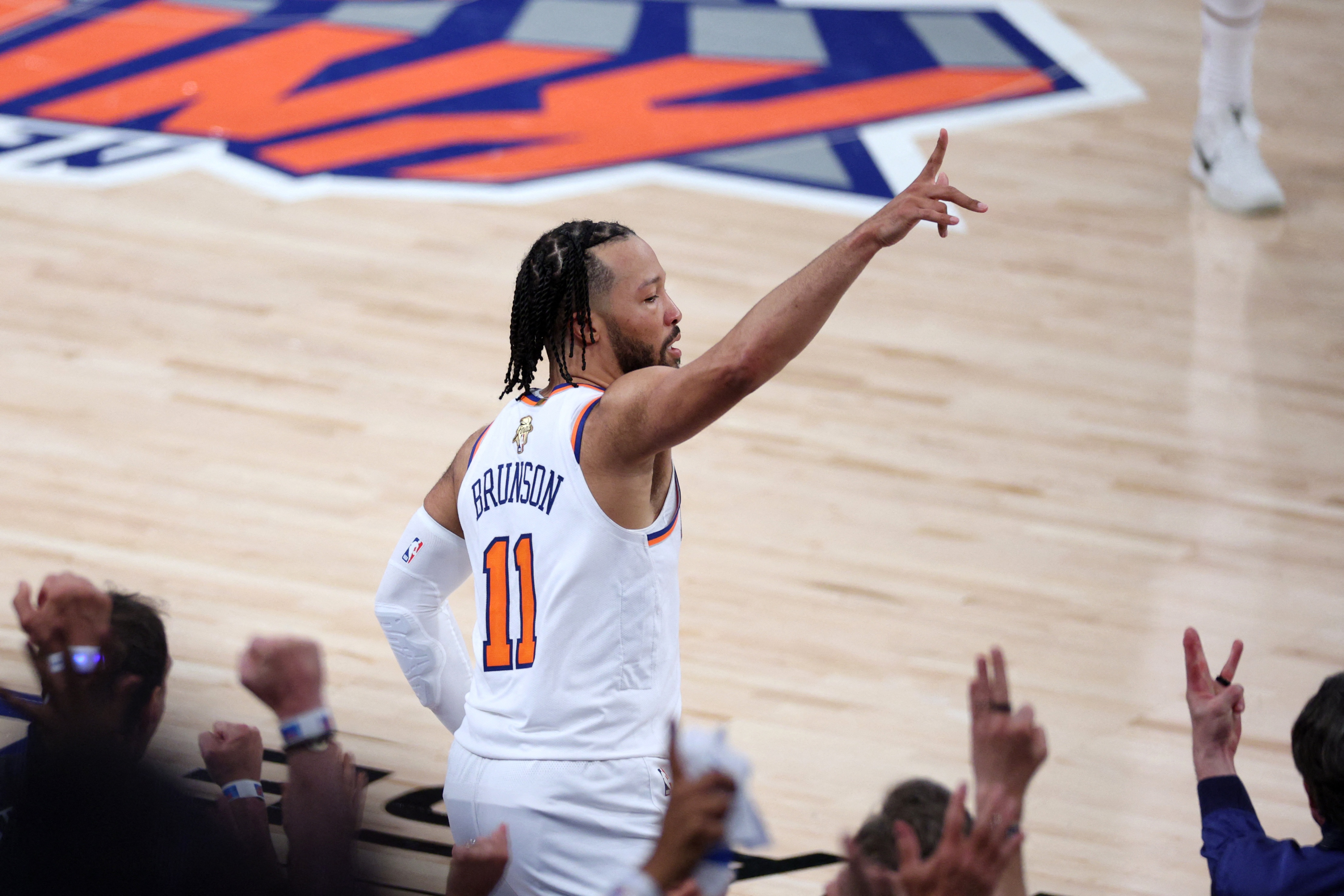 布伦森ESPY封王:独揽三奖力压梅西,NBA球员第11次夺魁