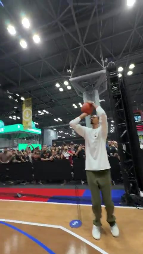 文班亚马活动秀投篮：三分5中5，Logo shot差之毫厘