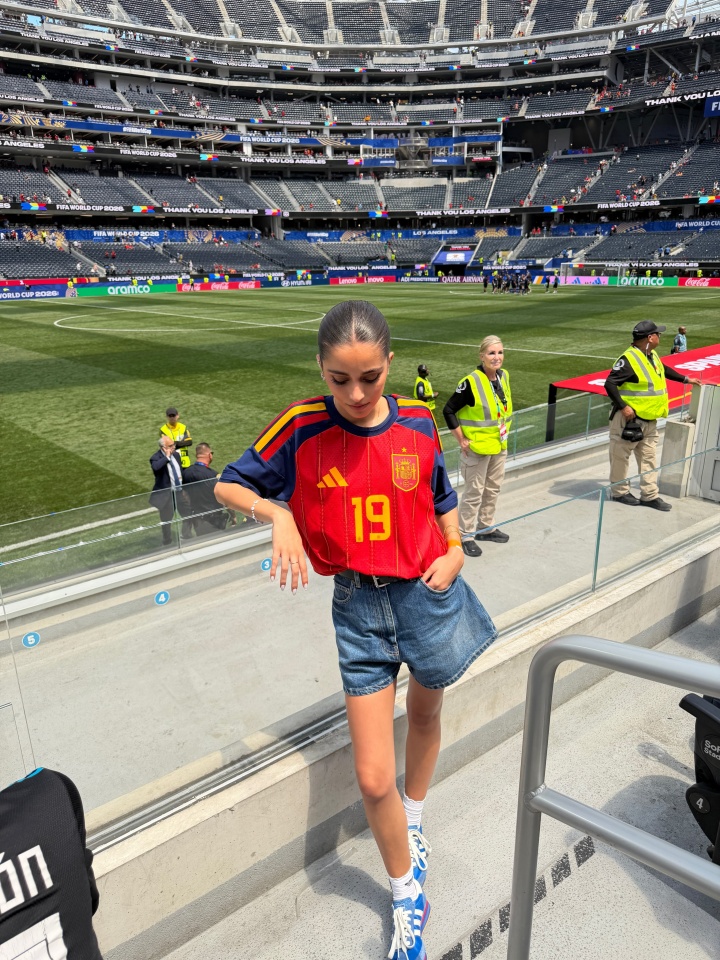 世界杯决赛日社交动态：佩德里、卡卡、谷爱凌同框，C罗哈兰德度假