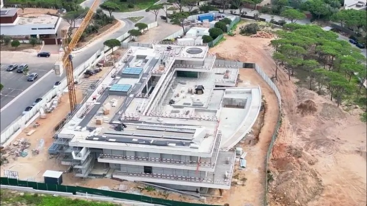 C罗携家入住3500万欧卡斯凯什豪宅,保龄球道启用仪式举行 C罗携家入住3500万欧卡斯凯什豪宅,保龄球道启用仪式举行