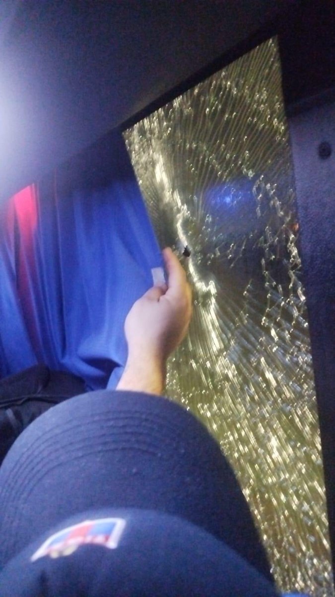 南美杯赛后暴行:老虎竞技球迷大巴遭10枪射击,两人送医 南美杯赛后暴行:老虎竞技球迷大巴遭10枪射击,两人送医