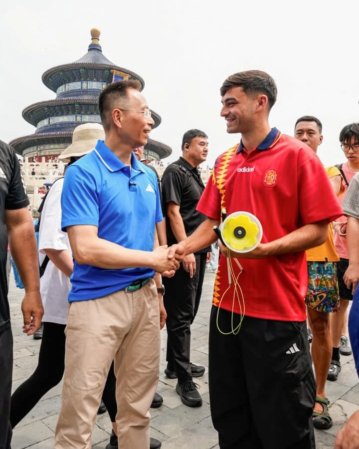 佩德里中国行社媒晒照 北京长城两站打卡
