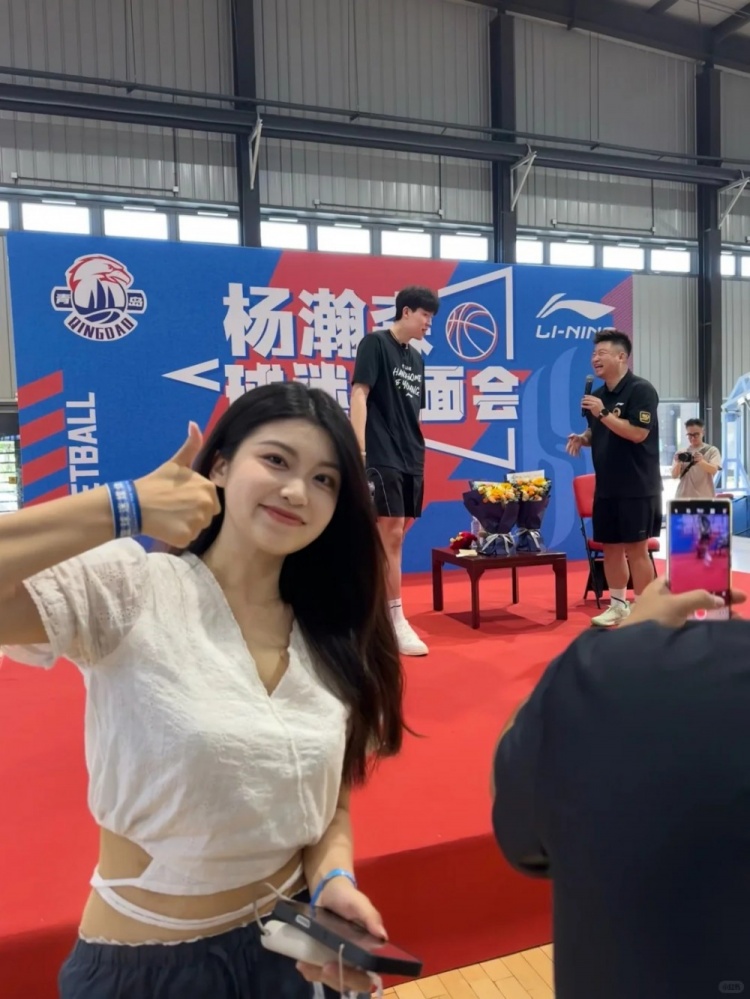 淄博博主机场偶遇杨瀚森：老乡性格很好