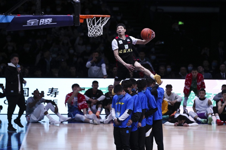 陈登星：常看卡特扣篮但偶像是科比 成DUNKMAN首位中国选手