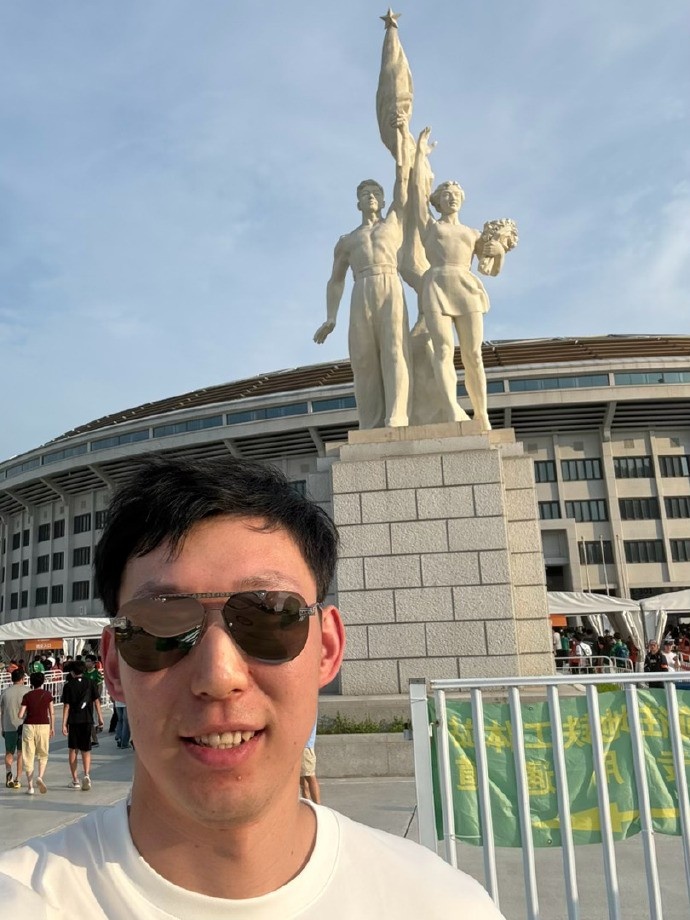 周琦工体观战国安 晒照配文三里屯打卡