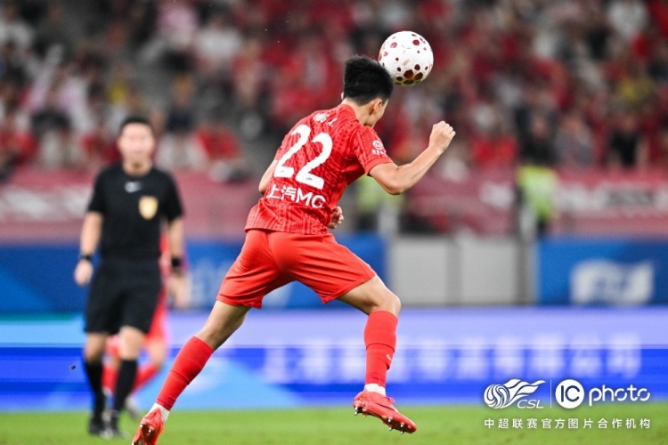 三球被吹+点球被扑 海港0-1不敌十人泰山 三球被吹+点球被扑 海港0-1不敌十人泰山