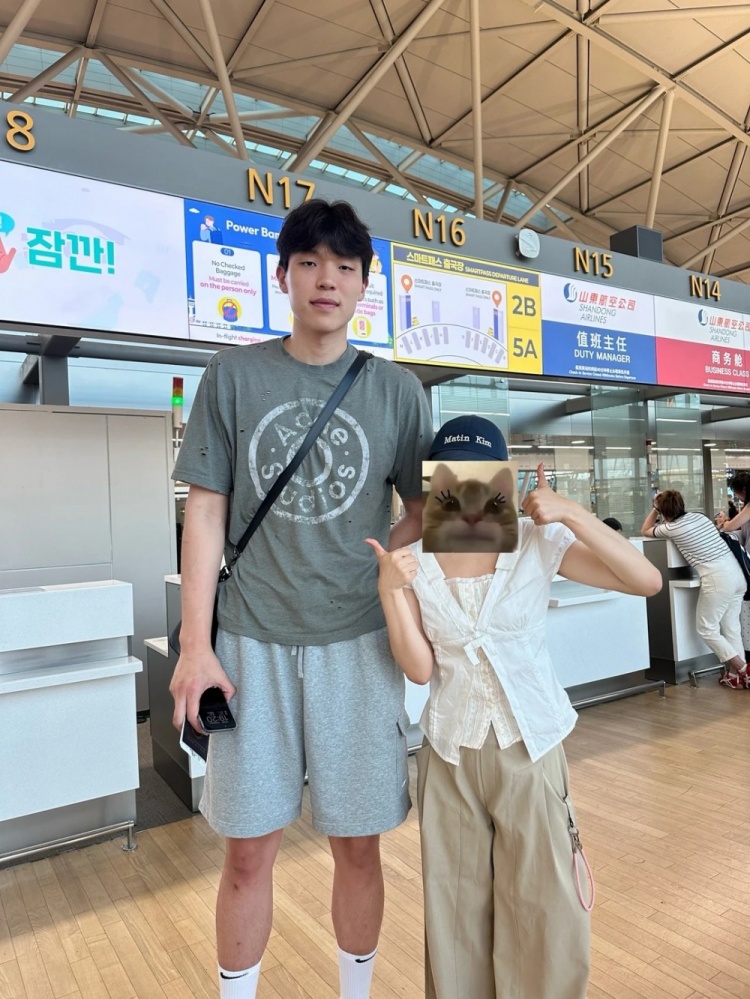 杨瀚森2米18机场被认出 淄博博主晒合影称老乡人nice 杨瀚森2米18机场被认出 淄博博主晒合影称老乡人nice