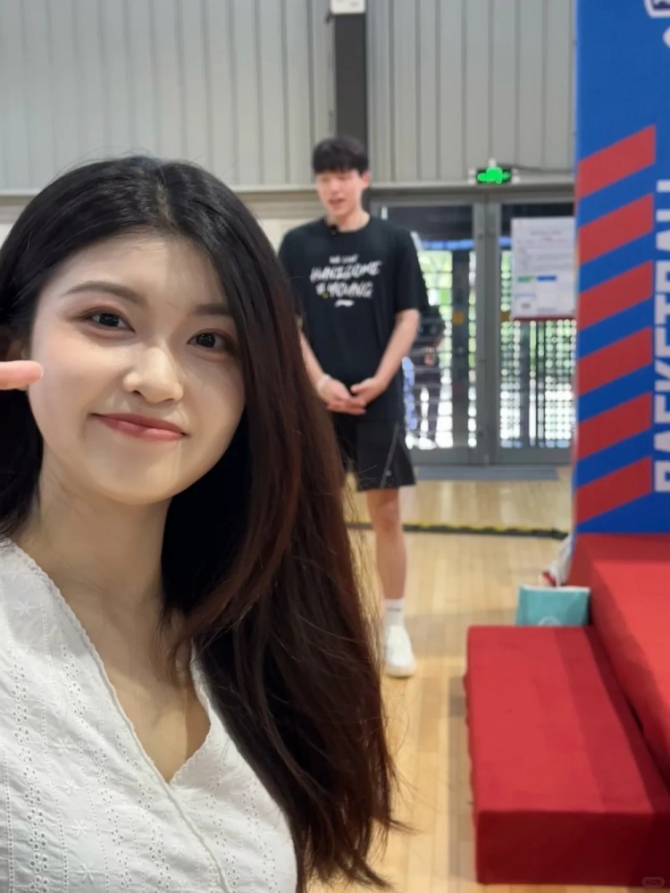 杨瀚森2米18机场被认出 淄博博主晒合影称老乡人nice 杨瀚森2米18机场被认出 淄博博主晒合影称老乡人nice