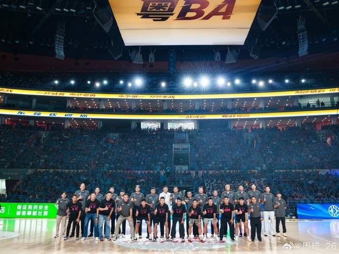 周琦现场观战粤BA总决赛 晒合照配文“粤BA”